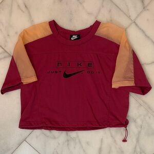 Nike tee with burgundy and peach tones. Ideal for play and casual wear